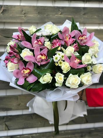 Букет цветов из: Розы и Хризантемы в Новый
