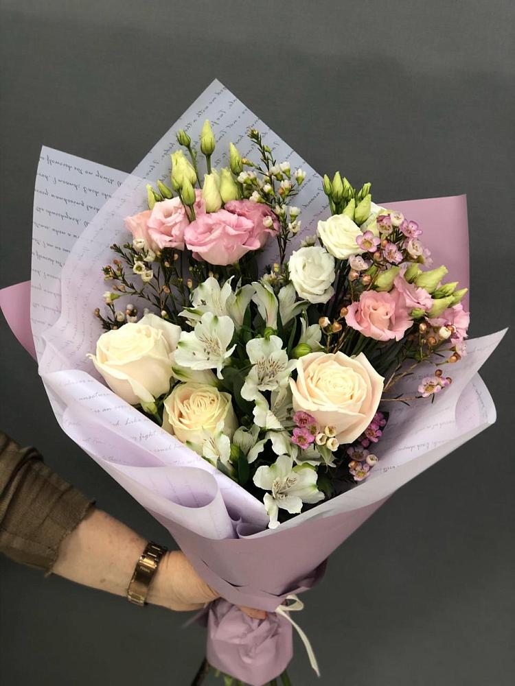 Букет цветов из: Альстромерии, Розы и Лизиантусы в Новый