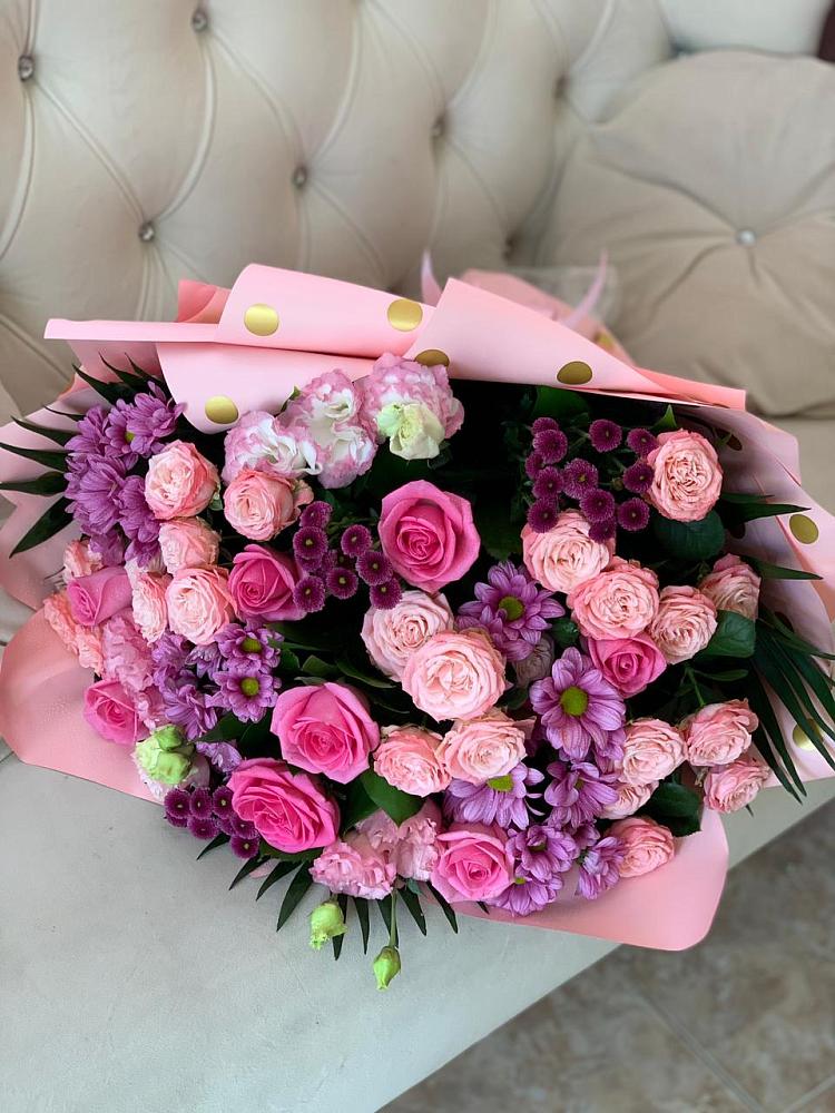 Букет цветов из: Хризантемы, Розы и Лизиантусы в Новый