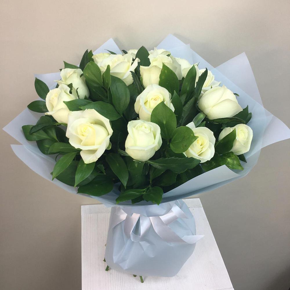 Букет 15 Белых роз Проуд в Новый