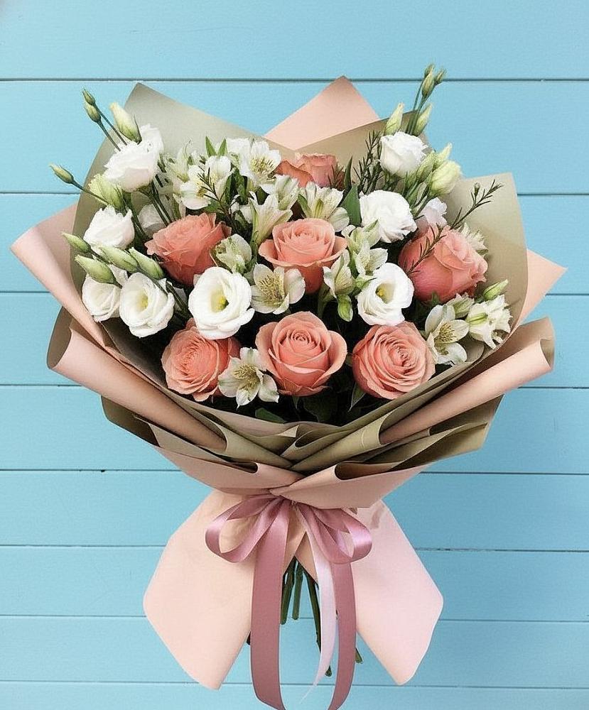 Букет цветов из: Розы, Альстромерии и Лизиантусы в Новый
