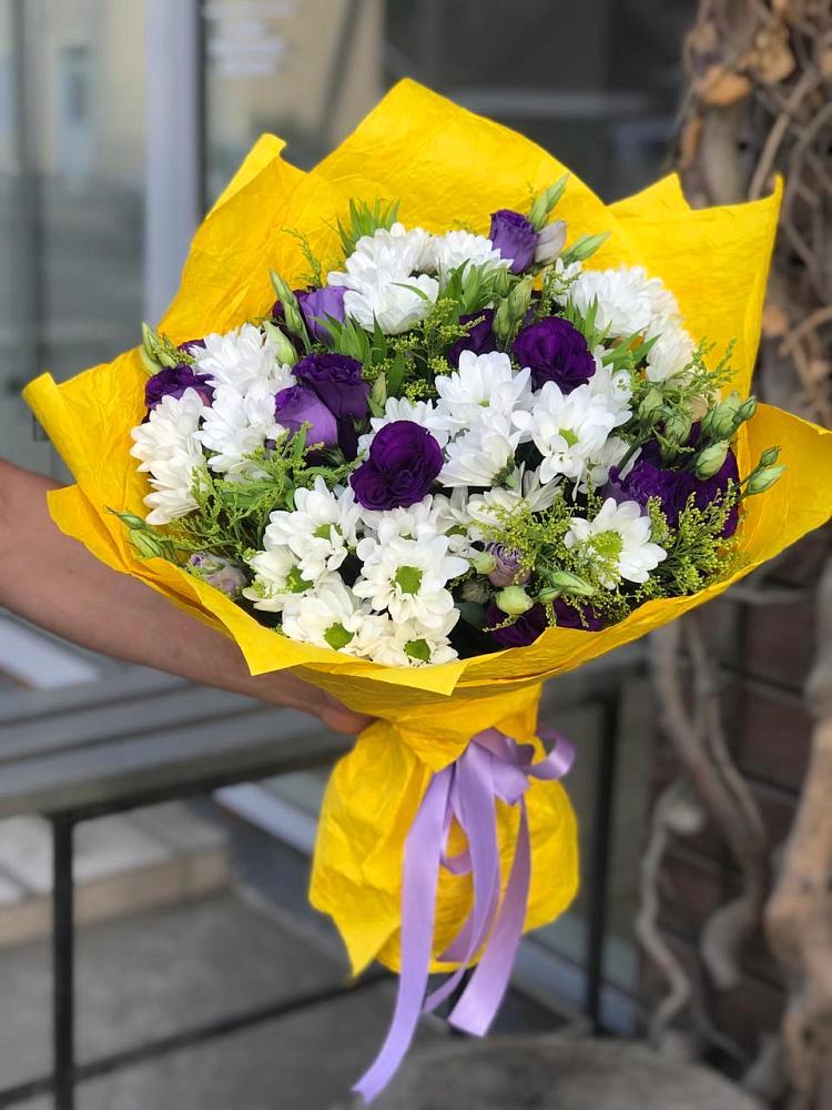 Букет цветов из: Ирисы, Хризантемы и Ромашки в Новый