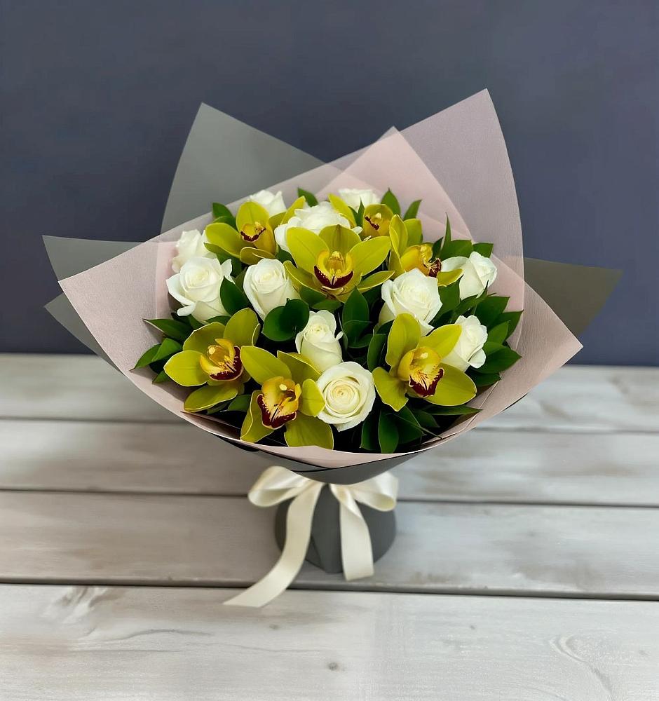 Букет цветов из: Орхидеи и Розы в Новый