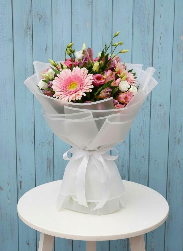 Букет цветов из: Герберы, Альстромерии и Лизиантусы в Новый