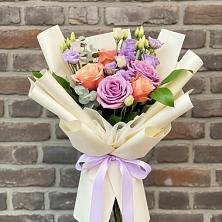 Букет цветов из:  Лизиантусы и Розы в Новый