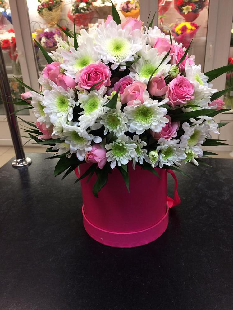 Цветочная композиция из Розы и Хризантемы в шляпной коробке в Новый