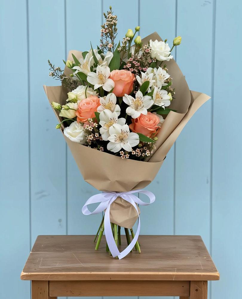 Букет цветов из: Альстромерии, Лизиантусы, Розы и Хризантемы в Новый