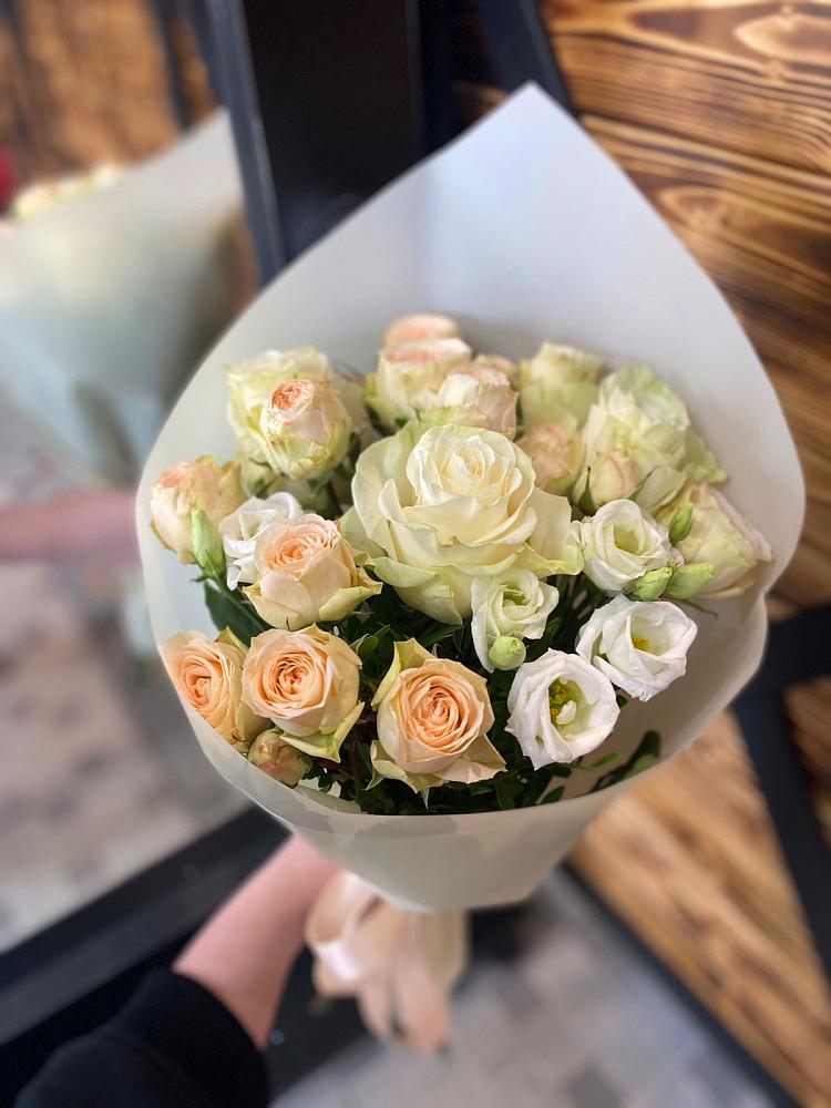 Букет цветов из: Розы и Лизиантусы в Новый