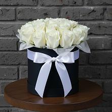 Цветочная композиция из Розы в шляпной коробке в Новый